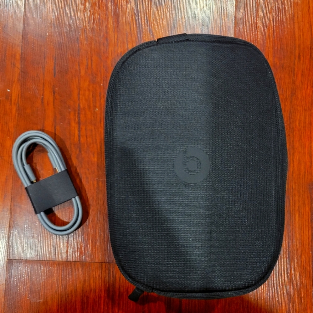 Black Beats Carrying Case with USB Cable